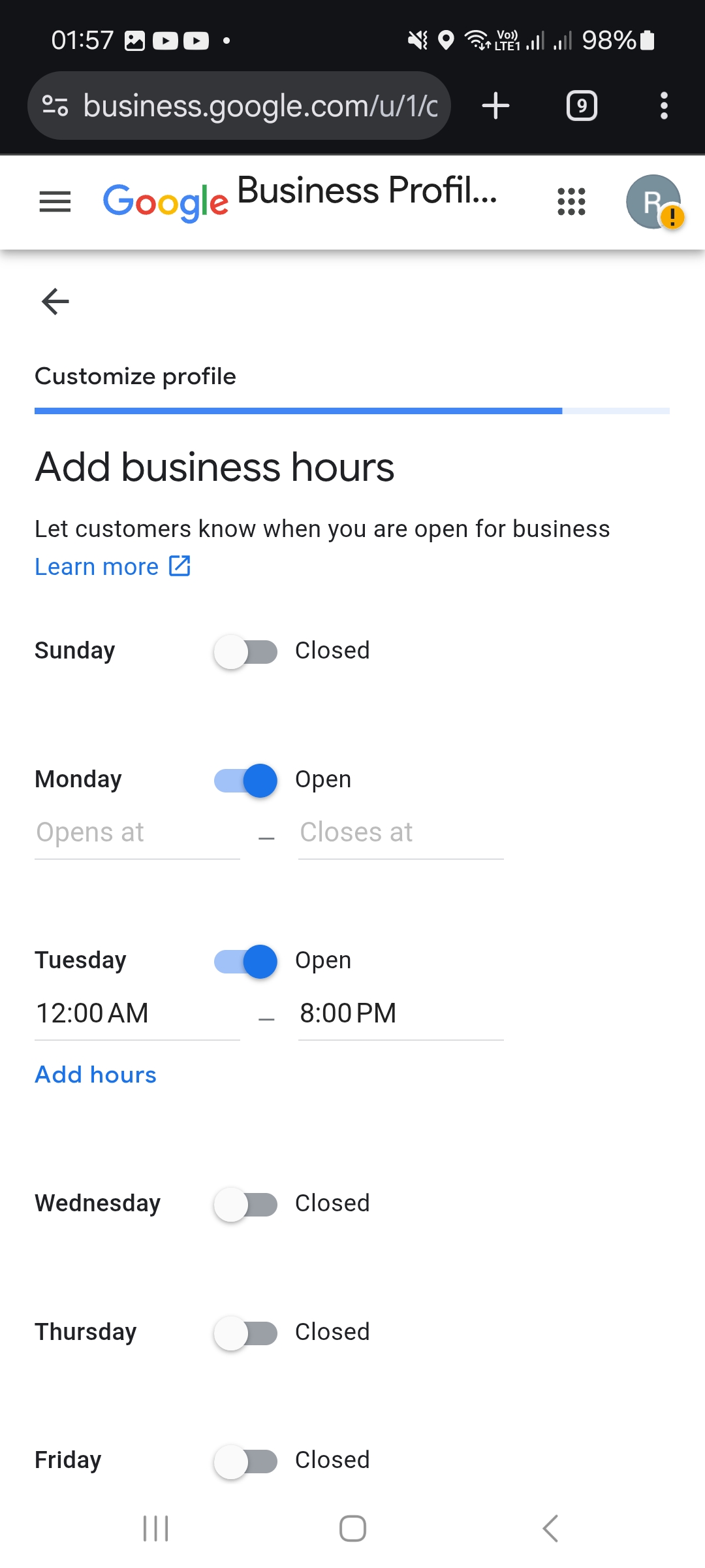 Horaires : indiquez les jours ouverts et les heures exactes. « Add hours » permet d'ajouter une plage horaire.